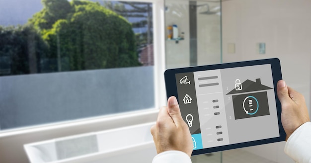 Handen met behulp van smart home-applicatie op tablet-pc