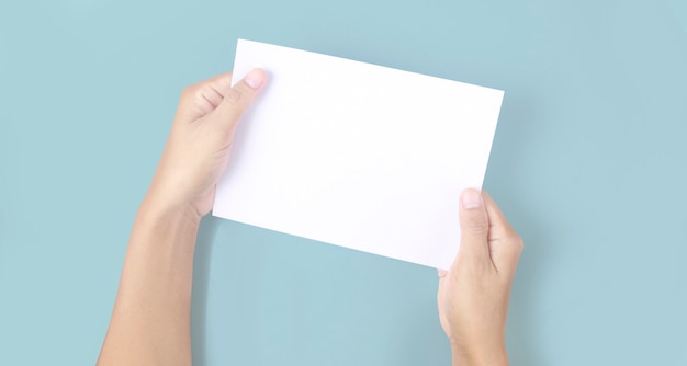 Handen met blanco papier voor een briefpapier