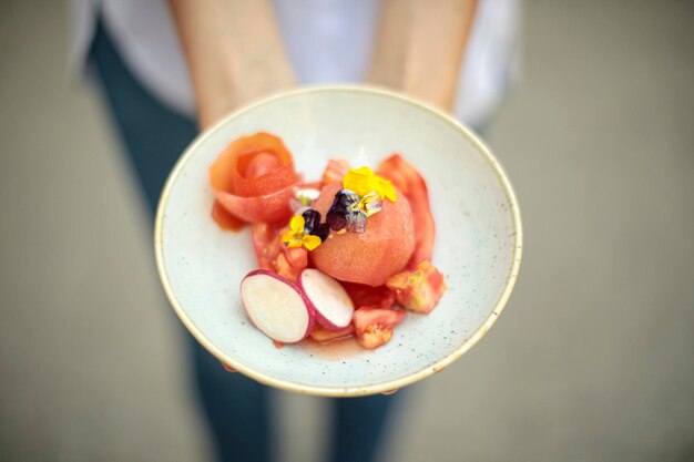 Handen met bord vegetarisch eten