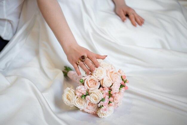 Handen met een bruidsboeket van de bruid en bruidegom jurk en vakantiexA