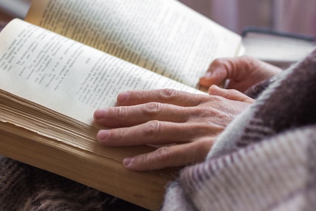 Handen met een open boek