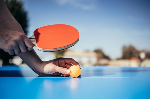 Handen met een tafeltennisracket klaar om te serveren