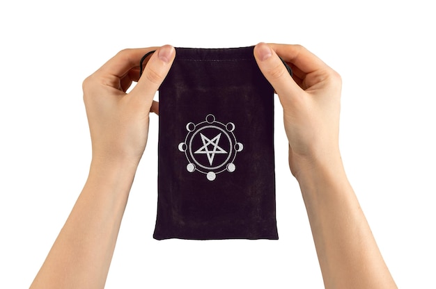 Handen met esoterische geheime occulte kleine tas zakje geïsoleerd op wit
