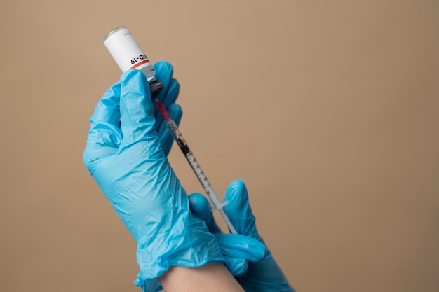 Foto handen met handschoenen met vaccin