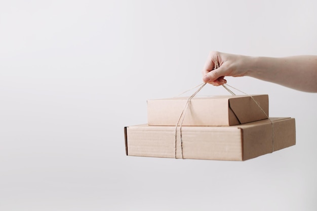 Handen met kartonnen dozen Online winkelen en expresleveringsconcept