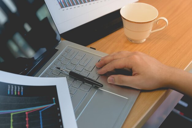 Handen met laptop typen voor werk in zonlicht selectieve focus