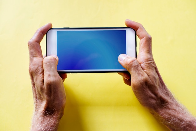 Foto handen met smartphone geïsoleerd op een achtergrond