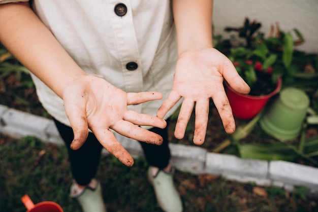 Foto handen met tekenen van aarde na werk in de tuin