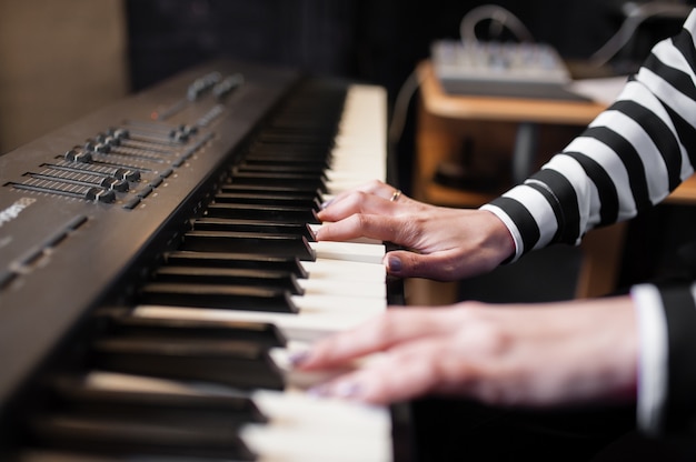 Handen muziek, synthesizer, piano