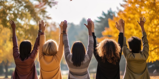 Foto handen omhoog multi-etnische vrouwelijke vrienden staan met handen omhoog in het park