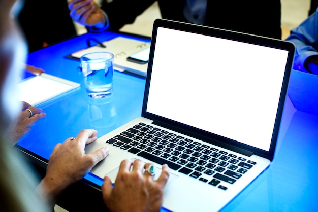 Handen op laptop die in een technologievergadering werken