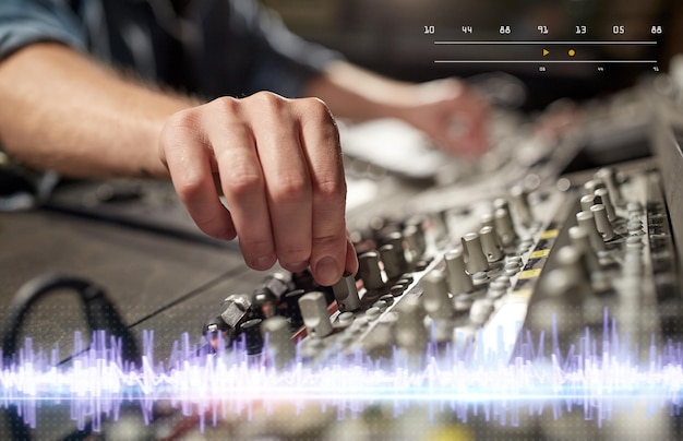 handen op mixconsole in muziekopnamestudio