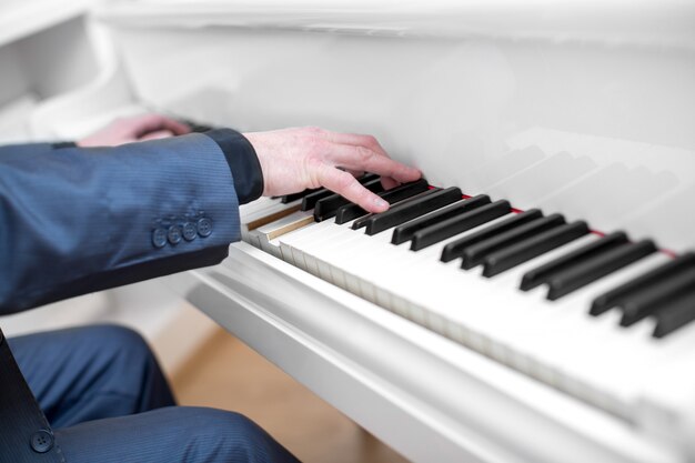 Handen piano spelen