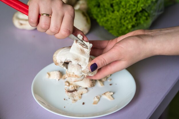 Handen reinigen champignons met mes