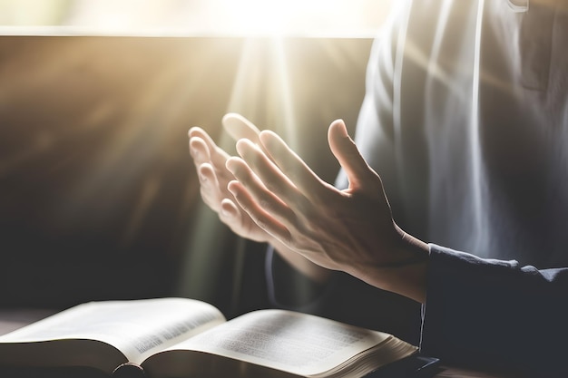 Handen samen in gebed tot God samen met de heilige bijbel boek in de christelijke