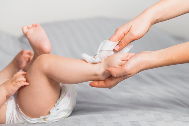 Handen schoonmaken van baby voeten met baby veeg