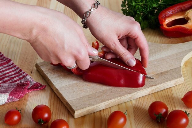 Handen snijden een peper