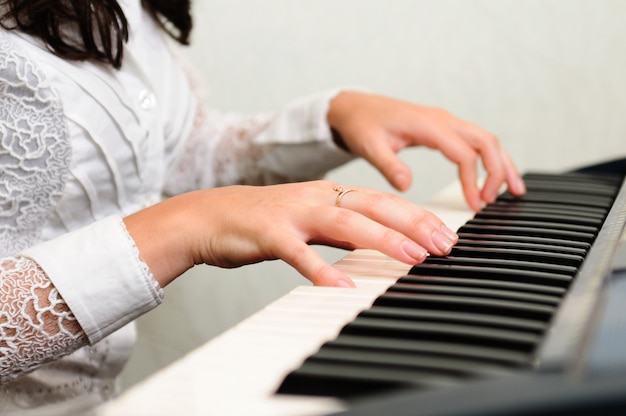 Handen spelen muzikale compositie op piano