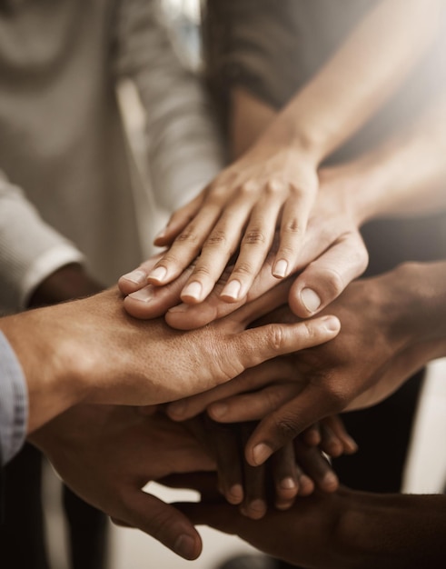 Handen teamwork en ondersteuning met een groep of team van mensen die saamhorigheid, eenheid en solidariteit tonen in een gebaar van samenwerken, vertrouwen en samenwerking Close-up van samenwerking en motivatie