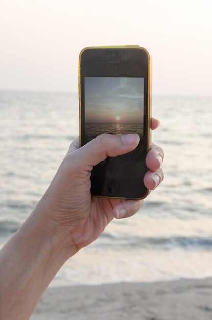 Handen telefoon op zee