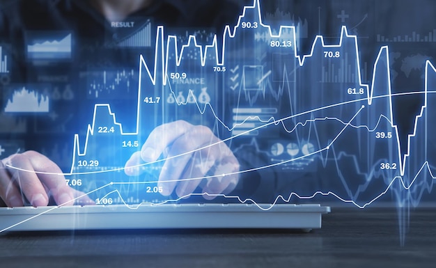 Handen typen op het toetsenbord Grafieken en grafieken Internethandel en -beheer