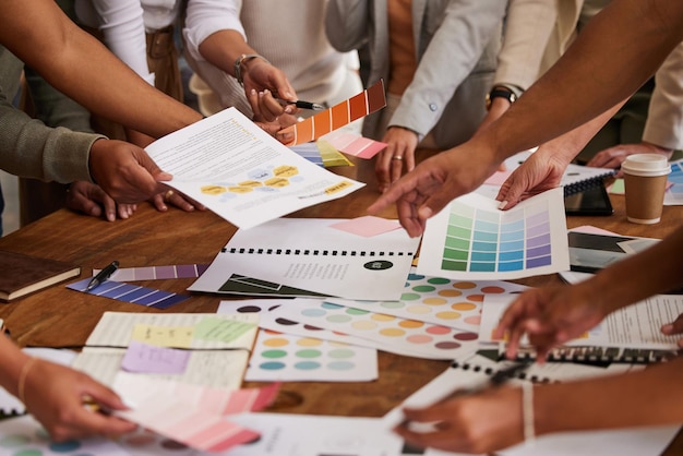 Handen van creatieve zakenmensen en kleurenpalet bij het plannen van vergaderingen of brainstormen ontwerpstrategie op kantoor Hand van groepsinterieurontwerpers in teamwerk projectplan of stalen voor opstarten