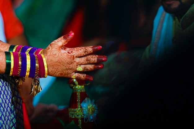 Foto handen van de bruid zijn prachtig versierd met indiase mehndi-kunst samen met sieraden