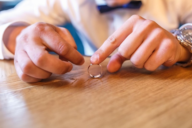 Handen van de bruidegom met ringgedachten aan het huwelijk