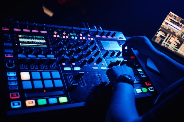 Handen van de DJ op de mixer