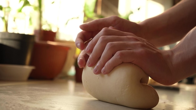 Handen van de meester kneden het deeg close-up Bakken van tarwemeel Koken van voedsel thuis