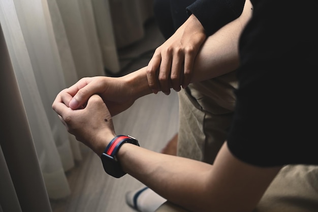 Handen van de vrouw die haar man troost die depressief is en wat problemen heeft