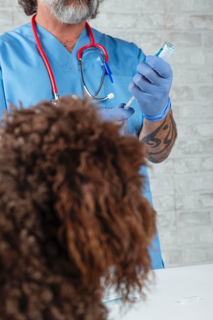 Handen van een dierenarts die een spuit met vaccin voor honden vasthoudt