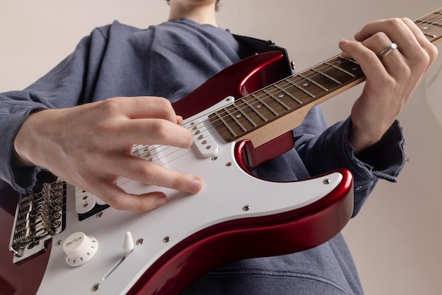 handen van een gitarist close-up spelen een elektrische gitaar snaren van een elektrische gitaar close-up