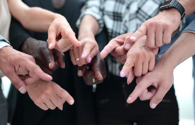 Handen van een groep onherkenbare besneden jongeren