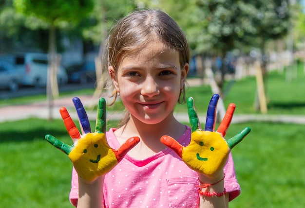 Handen van een kind met een geschilderde glimlach Selectieve focus