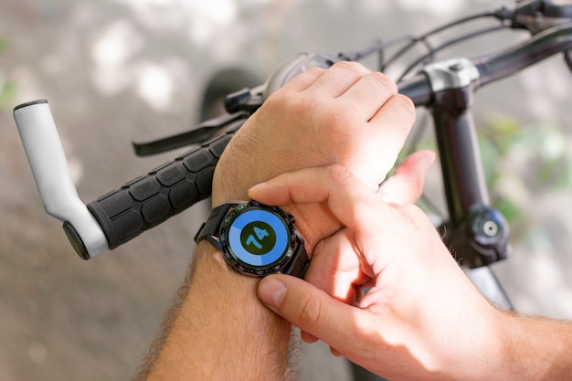 Handen van een man met een smartwatch in close-up tijdens het fietsen