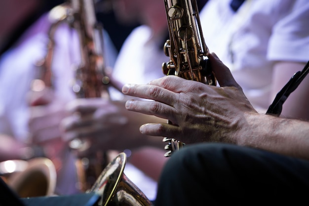 Handen van een muzikant. saxofoonspelers, concert. detailopname.