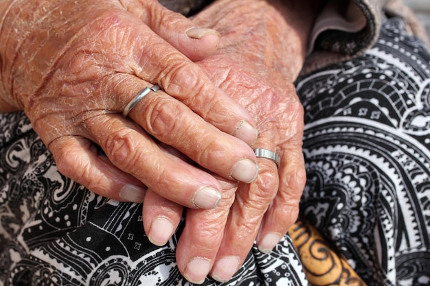 handen van een oude vrouw