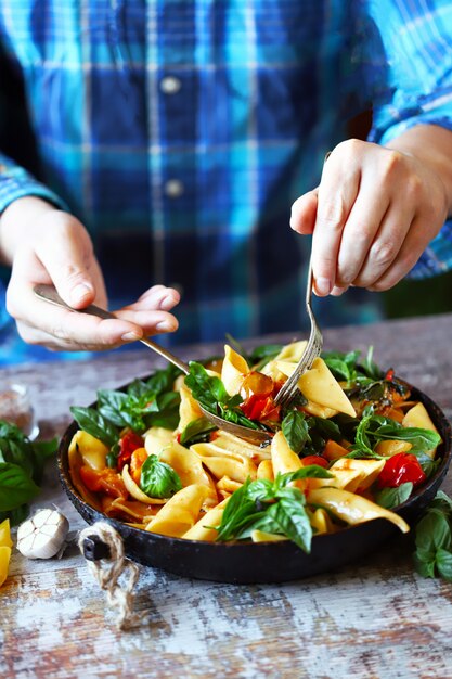 Handen van een salade van chef-kok kokende deegwaren