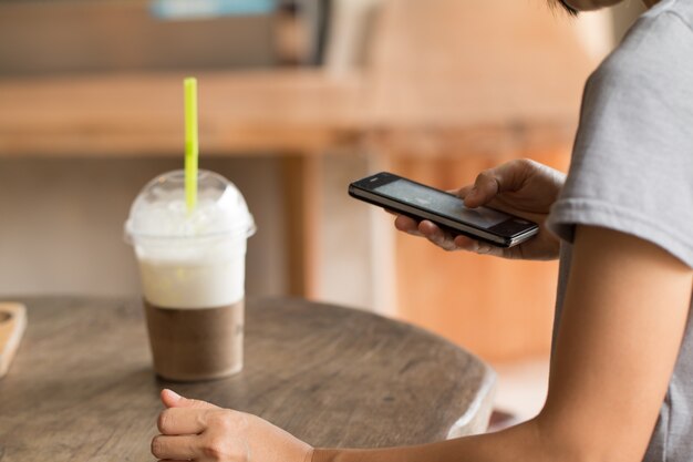 Handen van een vrouw met een mobiele telefoon