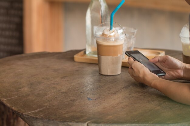 Handen van een vrouw met een mobiele telefoon