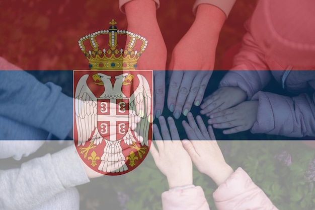 Handen van kinderen op de achtergrond van de Servische vlag Servisch patriottisme en eenheidsconcept