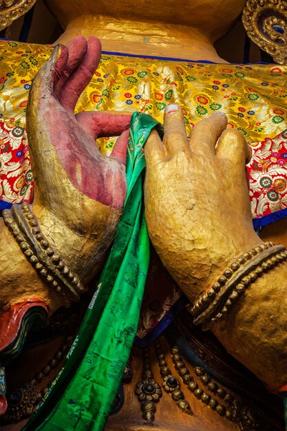 Handen van maitreya Boeddha close-up