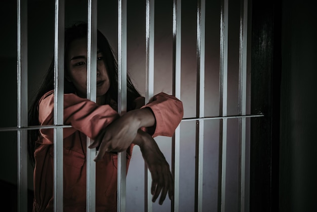 Handen van mannen die wanhopig op zoek zijn naar het concept van de ijzeren gevangene van Thailand, mensen hopen vrij te zijn