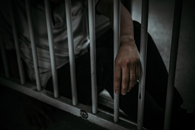 Handen van mannen die wanhopig op zoek zijn naar het concept van de ijzeren gevangene van Thailand, mensen hopen vrij te zijn