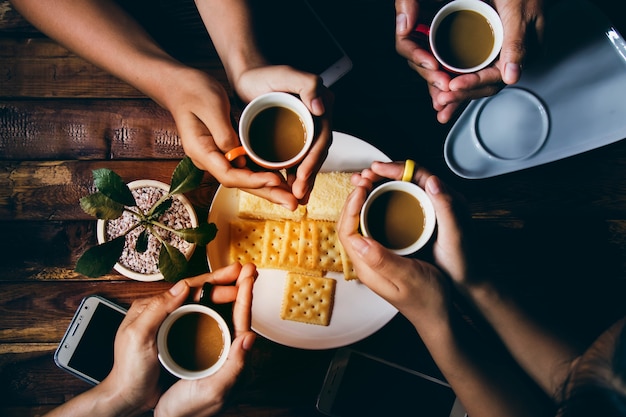 handen van mensen koffie drinken praten met plezier in restaurant