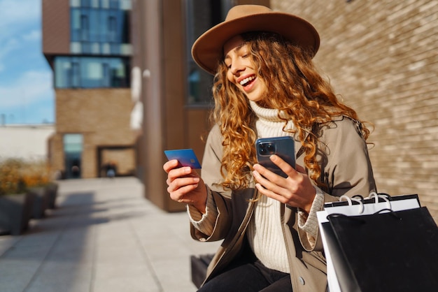 Handen van mooie vrouw met telefoon creditcard Online winkelen concept levensstijl concept