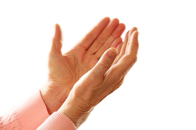 Foto handen van oude vrouw op lichte achtergrond