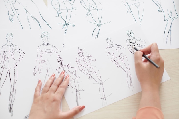Handen van student die modeillustratie leert tekenen