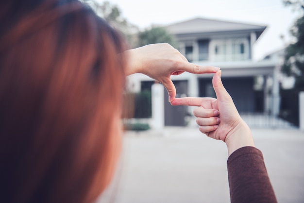 Foto handen van vrouw die kadergebaar met huis maken. planning voor het toekomstige bewonersconcept.